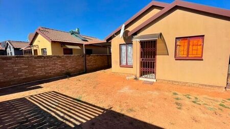 2 Bedroom house to rent in Soshanguve Vv