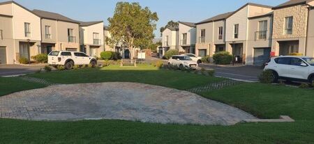 3 Bedroom duplex townhouse - sectional to rent in Strand South