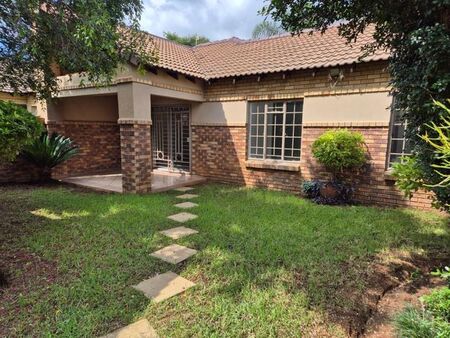 3 Bedroom townhouse - sectional to rent in Equestria, Pretoria