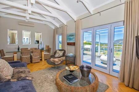 1 Bedroom Penthouse in Thesen Islands