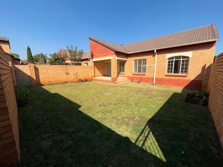 3 Bedroom townhouse - sectional to rent in Equestria, Pretoria