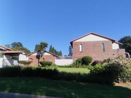 3 Bedroom duplex townhouse - sectional to rent in Fairland, Randburg