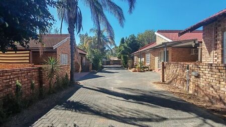 3 Bedroom townhouse - freehold to rent in Rustenburg Central
