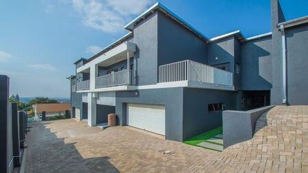 3 Bedroom townhouse - sectional to rent in Constantia Kloof, Roodepoort