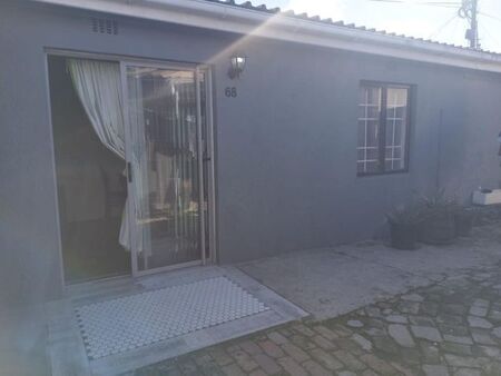 2 Bedroom cottage to rent in Surrey Estate, Cape Town