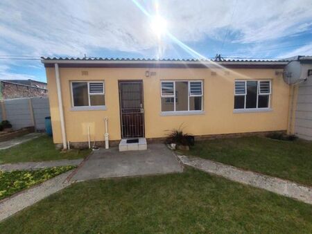 1 Bedroom cottage to rent in Grassy Park, Cape Town