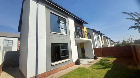 3 Bedroom duplex townhouse - sectional to rent in Rooihuiskraal North, Centurion