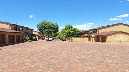 3 Bedroom duplex townhouse - sectional to rent in Strathavon, Sandton