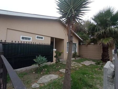 2 Bedroom house rented in Surrey Estate, Cape Town