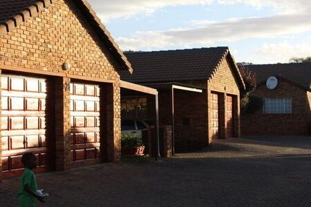 2 Bedroom townhouse - sectional rented in Willowbrook, Roodepoort