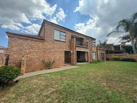 3 Bedroom cluster rented in North Riding, Randburg