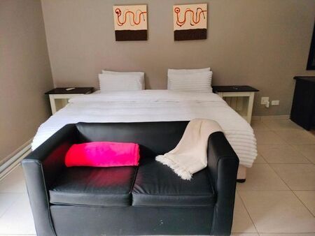 1 Bedroom bachelor to rent in Langenhovenpark, Bloemfontein