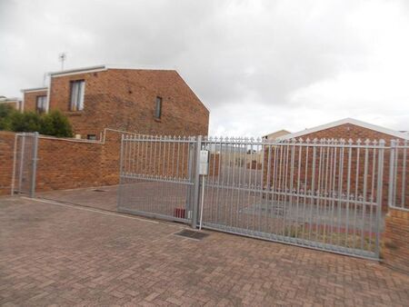 3 Bedroom duplex townhouse - sectional to rent in Elfindale, Cape Town