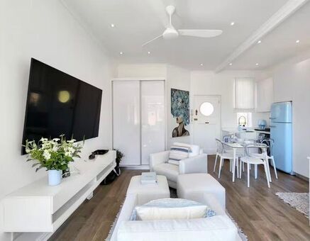 Bachelor Apartment rented in Green Point, Cape Town