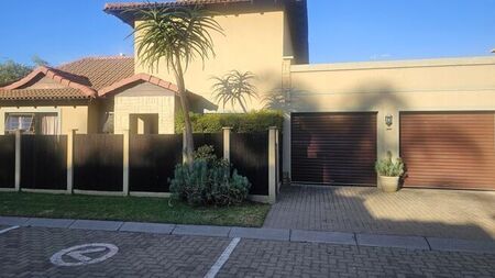 3 Bedroom cluster to rent in Broadacres, Sandton