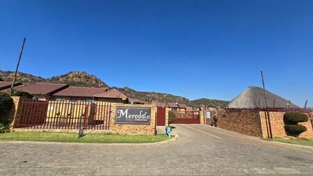 3 Bedroom townhouse - sectional rented in Meredale, Johannesburg