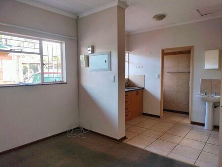 1 Bedroom bachelor flat to rent in Hospitaalpark, Bloemfontein