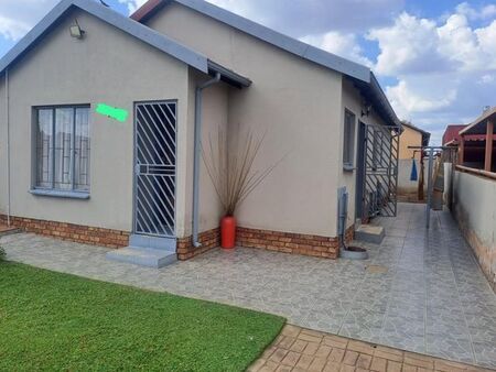 3 Bedroom house to rent in Soshanguve Vv