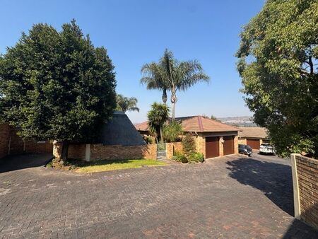 3 Bedroom townhouse - sectional rented in Wilgeheuwel, Roodepoort