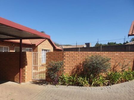 3 Bedroom townhouse - sectional to rent in Equestria, Pretoria