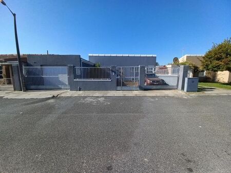 2 Bedroom house rented in Westridge, Mitchells Plain