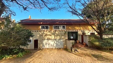 3 Bedroom duplex townhouse - sectional to rent in Glen Hills, Durban North