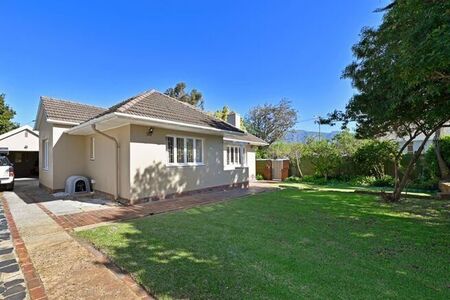 2 Bedroom house to rent in Bergvliet, Cape Town
