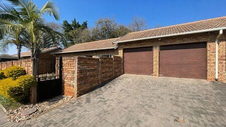 2 Bedroom townhouse - sectional to rent in Ninapark, Akasia