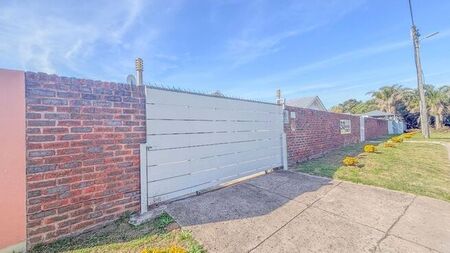 3 Bedroom house to rent in Blue Bend, East London