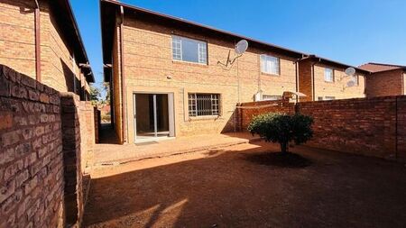 4 Bedroom duplex townhouse - sectional to rent in Theresapark, Akasia