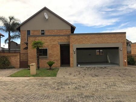 3 Bedroom duplex townhouse - freehold to rent in Equestria, Pretoria