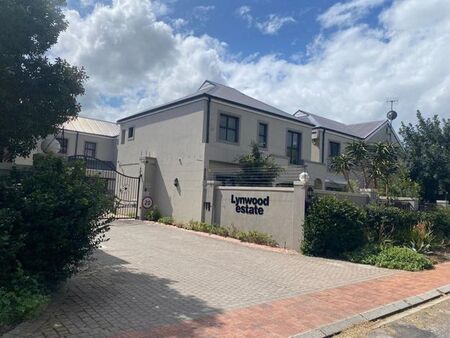 3 Bedroom townhouse - sectional to rent in Fairtrees, Durbanville