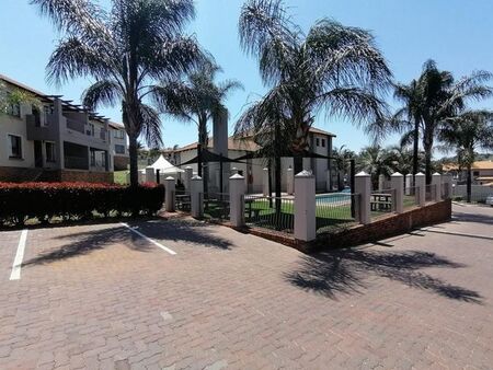 2 Bedroom duplex townhouse - sectional to rent in Glenvista, Johannesburg