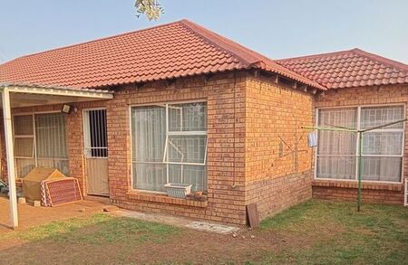 2 Bedroom townhouse - sectional rented in Langenhovenpark, Bloemfontein