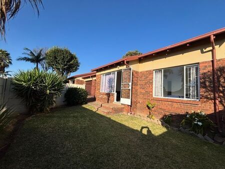 2 Bedroom townhouse - sectional rented in Radiokop, Roodepoort
