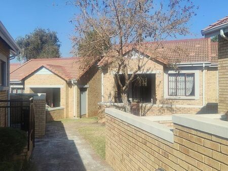 2 Bedroom townhouse - sectional to rent in Randpark Ridge, Randburg