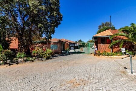 2 Bedroom apartment rented in Constantia Kloof, Roodepoort