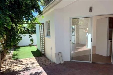 2 Bedroom house to rent in Lakeside, Cape Town