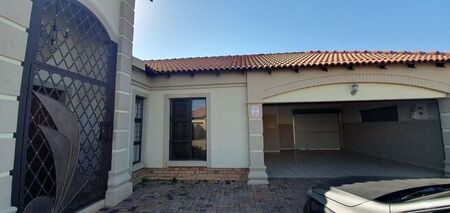 3 Bedroom townhouse - freehold to rent in Flamwood, Klerksdorp