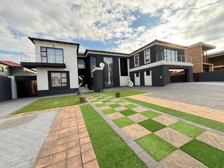 5 Bedroom House in Three Rivers East