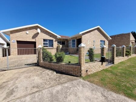 3 Bedroom House in Aston Bay