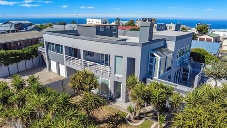 4 Bedroom House in Yzerfontein