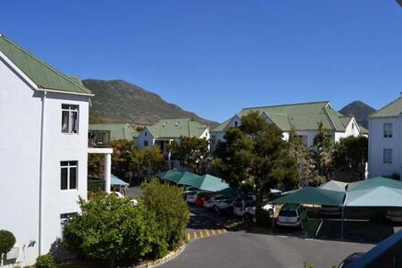 2 Bedroom Apartment in Hout Bay Central