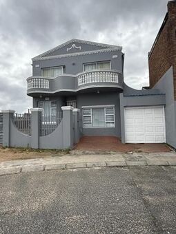 4 Bedroom House in Lentegeur