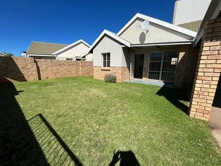 2 Bedroom Apartment in Roylglen Gardens