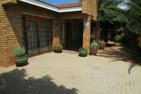 4 Bedroom House in Roylglen Gardens