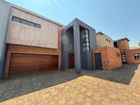 3 Bedroom Townhouse in Lydenburg (Mashishing)