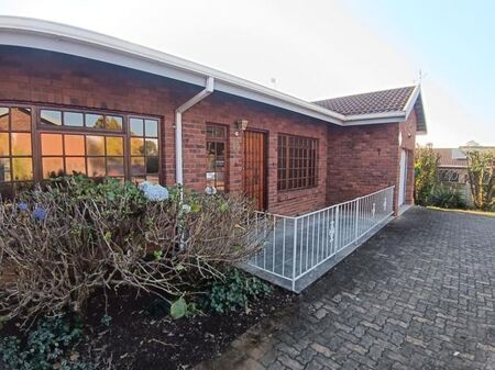 3 Bedroom townhouse - sectional to rent in Howick Central