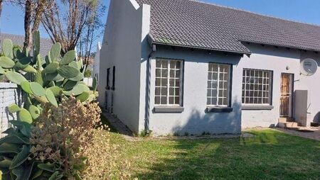 2 Bedroom townhouse - sectional to rent in Magaliesberg Country Estate, Akasia