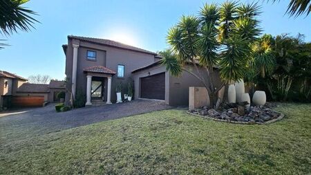 3 Bedroom duplex townhouse - sectional to rent in Pretoriuspark, Pretoria